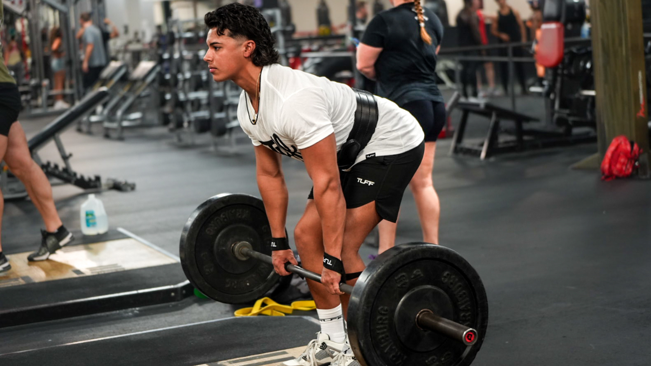 lifter doing deadlift on back day