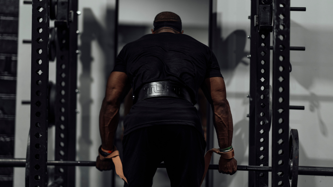 man figuring out what weight for lifting straps