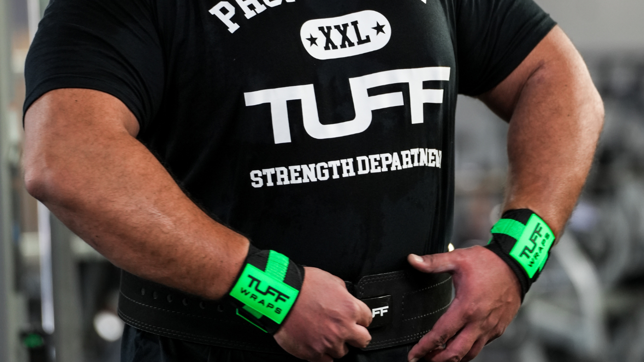 man knowing when to use lifting belt