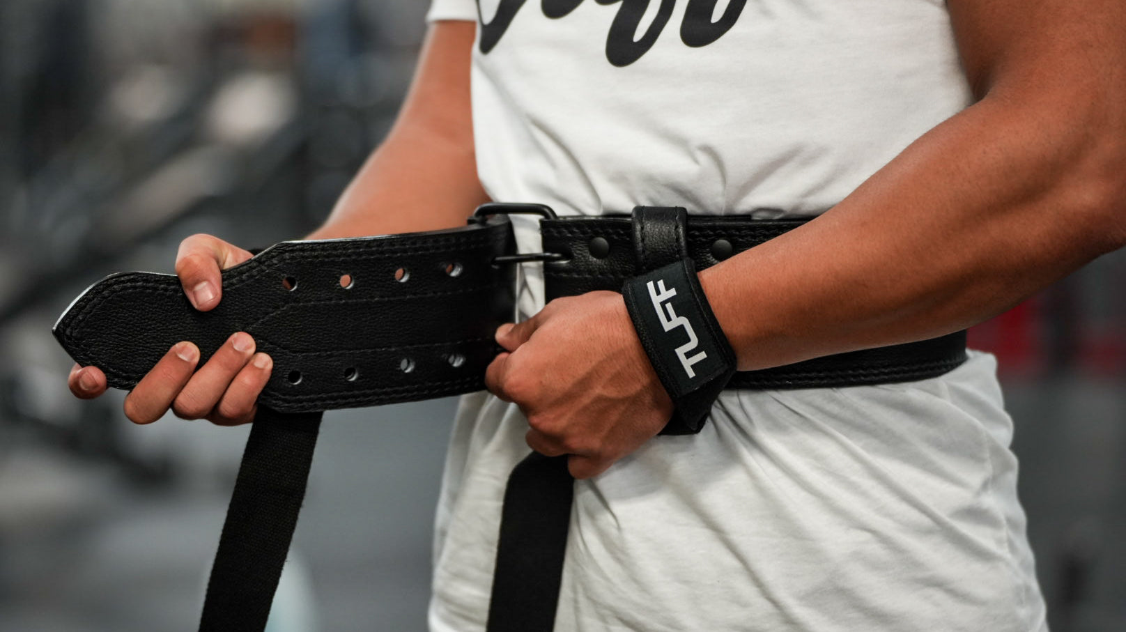 man putting on lifting belt