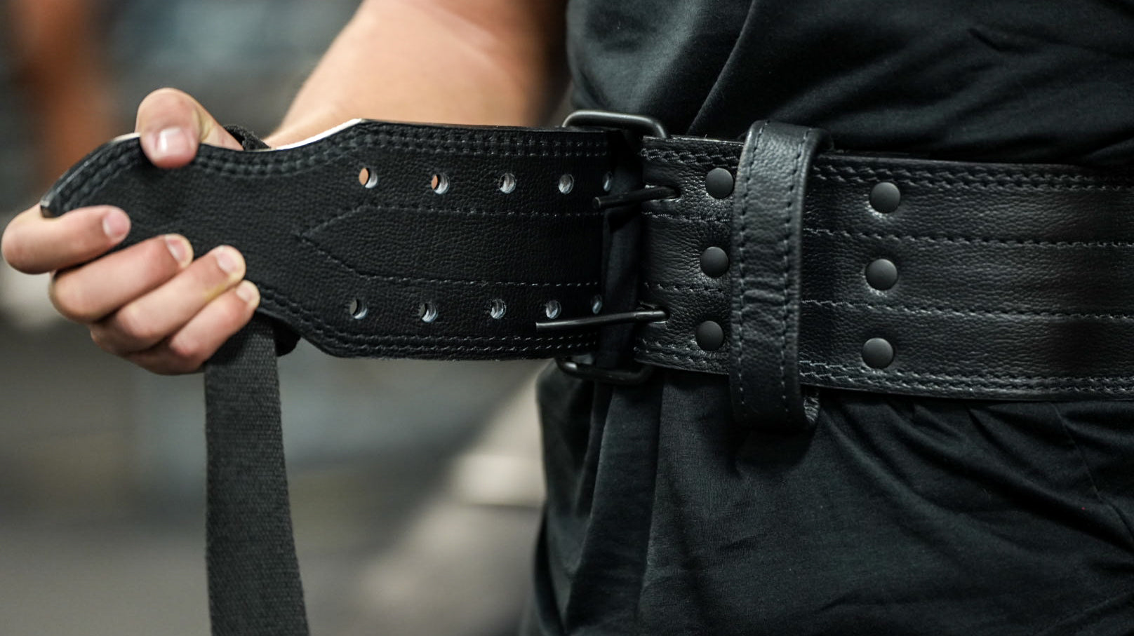 man putting on the best weightlifting belt