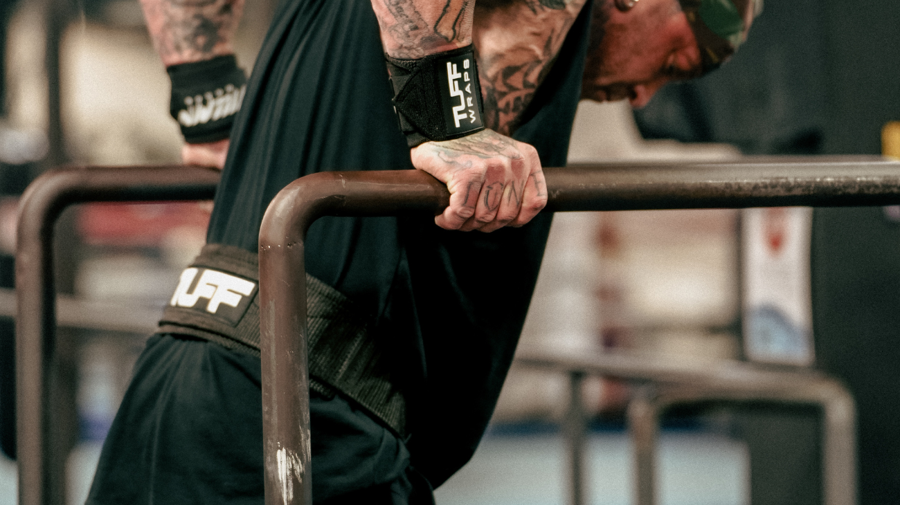 man using dip belt for dips