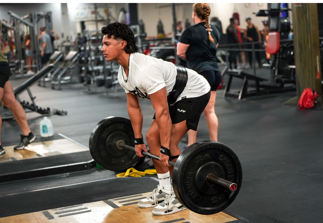 lifter doing deadlift on back day