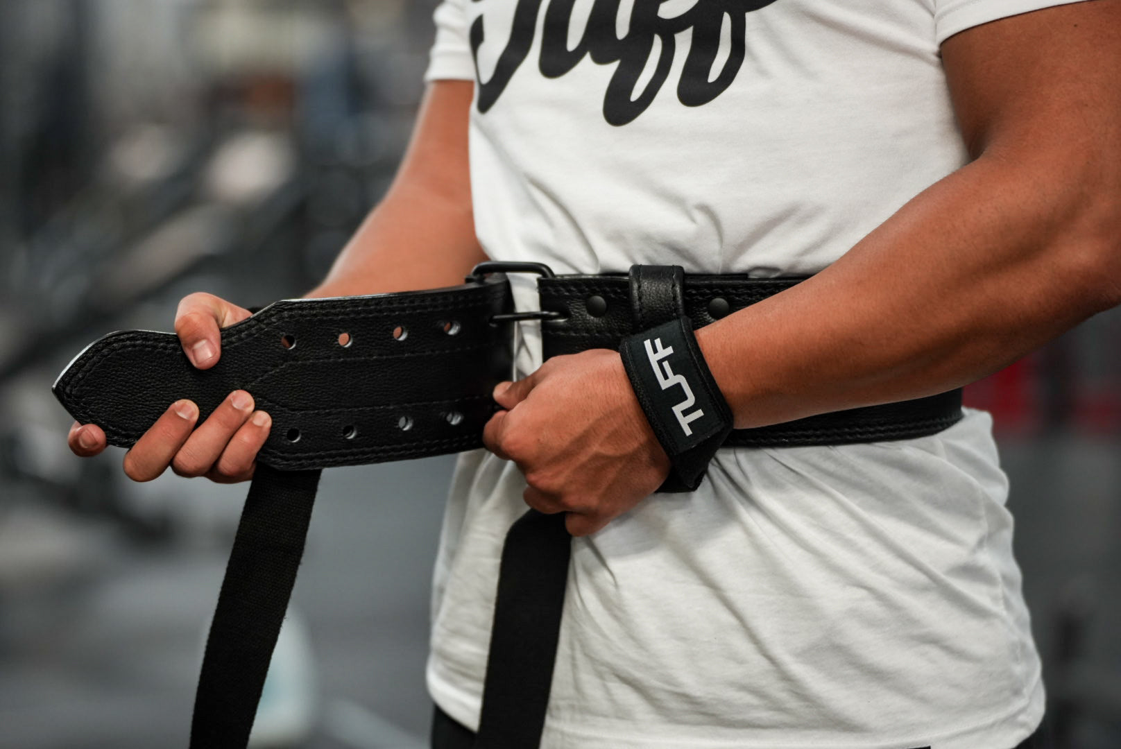 man putting on lifting belt