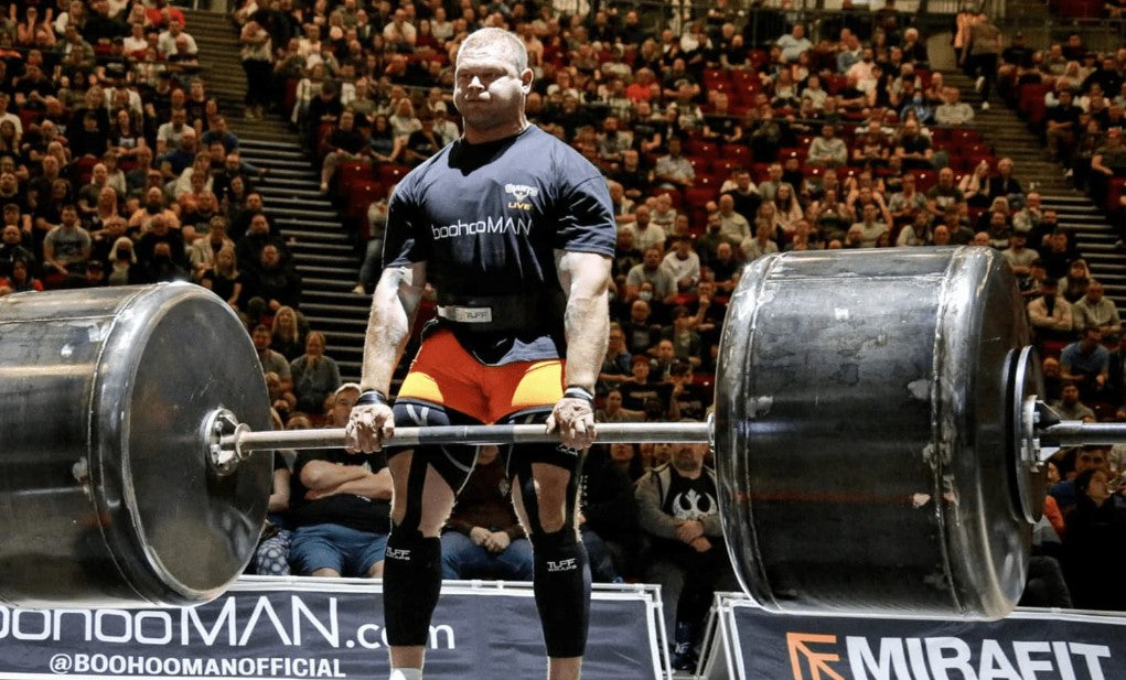 powerlifter wearing 13mm lifting belt