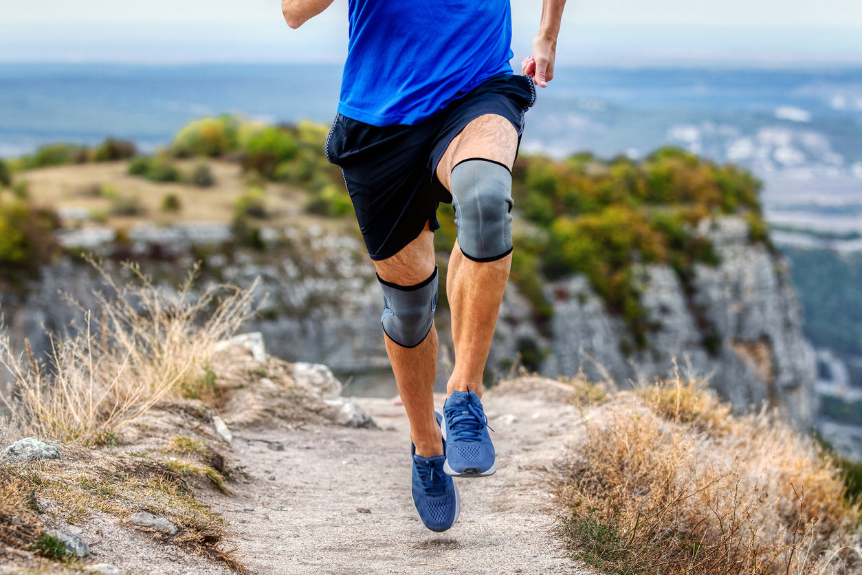 runner using knee sleeves for workout